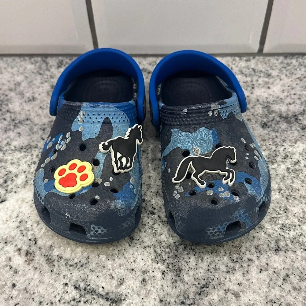 Crocs Kids C7 Clogs Blue Camo Horse Paw‎ Print Jibbitz Slip On Camouflage Shoes